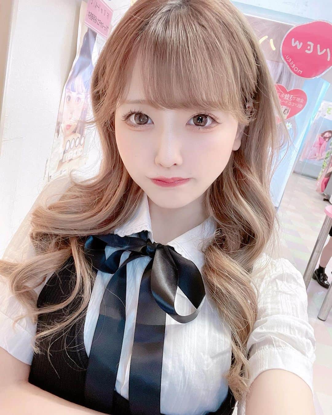 のインスタグラム：「あんじゅさん(@lapis_anju )いつもカラーとトリートメントとエクステありがとうございます(ᐢ‪⸝⸝ᴖ ·̫ ᴖ⸝⸝ᐢ)  服は @meltybonbon_official_1 🤍🖤」