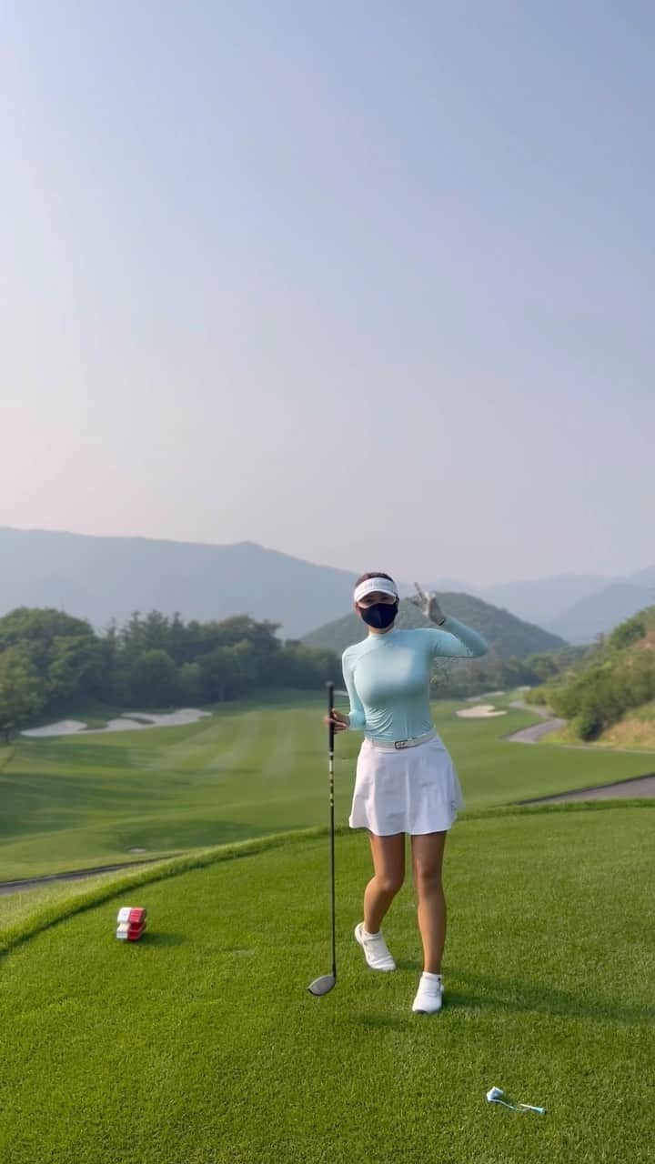 リュ・ジヘのインスタグラム：「⛳️ 오늘 더웠지만 망고빙수 덕에 살았다💛 언니 덕분에 즐거웠어요😉  #드라이버스윙 #골프스타그램 #캘러웨이로그드라이버」