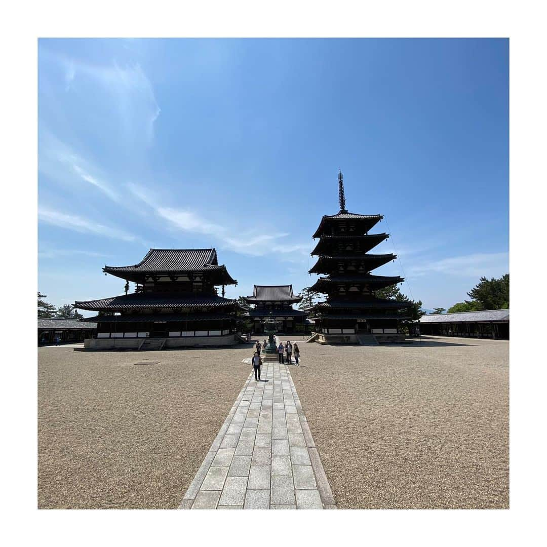 山縣亮太のインスタグラム：「【大阪・奈良旅②】 　2日目は太子建立七寺巡り。まずは #法隆寺 。#東院伽藍 の #夢殿 には等身聖徳太子と伝わる国宝・救世観世音像があります。大宝蔵院の国宝・百済観音像は神仏に通じずとも思わず手を合わせたくなるような気品と存在感でぜひ実物を見て欲しいです。 #中宮寺 は太子がお母さんの為に建てたお寺だそうで２つの国宝あり。法隆寺・中宮寺から徒歩15分程の所に #法起寺 。もともと聖徳太子のお妃に個人的に興味あり、その最初の妃　#刀自古娘 (とじこのいらつめ) が住まった場所らしい。刀自古娘が色々あった後出家し開山上人(初代上人)となったのがあの長野の有名な善光寺。七味有名だよね。お参り後、春日大社行きバスがあったので乗車。 折角なので終点付近まで行き #奈良國立博物館 に寄って仏像をたくさん見てきました。息つく間もなく大阪へ、最後に #四天王寺 でお参りしてきました。 　#聖徳太子没後1400年 まつわる全ての神社仏閣を見て回ることはできませんでしたが、数々の史跡から当時の権力闘争、疫病の蔓延、そして世を治めんとする聖徳太子の苦悩や人物像に思いを馳せる旅となりました。」