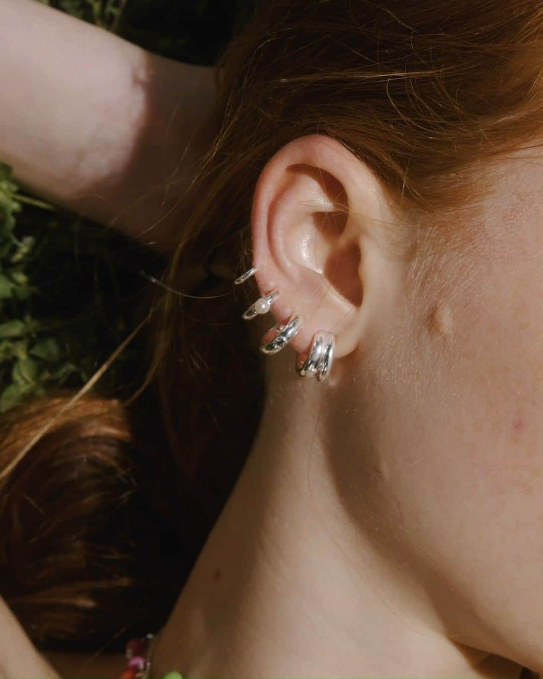トウスのインスタグラム：「Park days never felt so good!  Unveil the new pieces at tous.com」