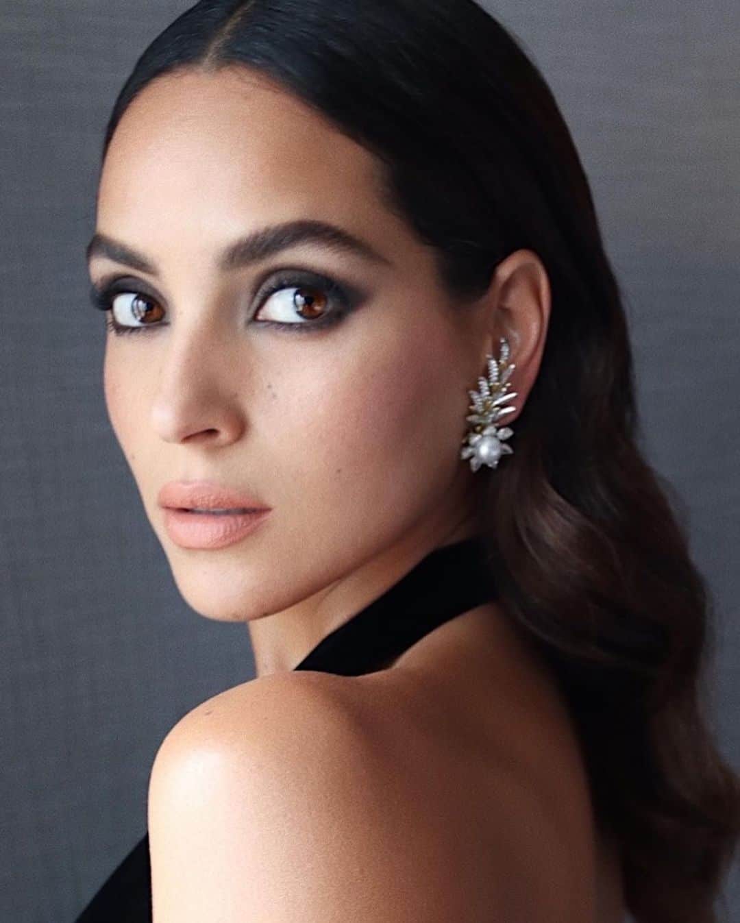 Armani Beautyさんのインスタグラム写真 - (Armani BeautyInstagram)「Sultry sophistication. @adriaarjona, actress and face of Armani beauty, showcased a mesmerizing smokey eye at the screening of #IrmaVep at the Cannes Film Festival.    Recreate Adria Arjona’s look with: - FLUID MASTER PRIMER - LUMINOUS SILK FOUNDATION in shade 6.25 - LUMINOUS SILK CONCEALER in shade 5 - NEO NUDE A-CONTOUR in shade 20 - NEO NUDE A-BLUSH in shade 50 - NEO NUDE A-HIGHLIGHT in shade 11 - HIGH PRECISION BROW PENCIL in shade 2 - SMOOTH SILK EYE PENCIL in shade 11 - EYE QUATTRO EYESHADOW in shade 1 - EYES TO KILL CLASSICO MASCARA  - LIP POWER in shade 103    Makeup artist: @hungvanngo   #Armanibeauty #Armanibeautystars #AdriaArjona #ArmaniLipPower #LuminousSilk」5月24日 3時18分 - armanibeauty