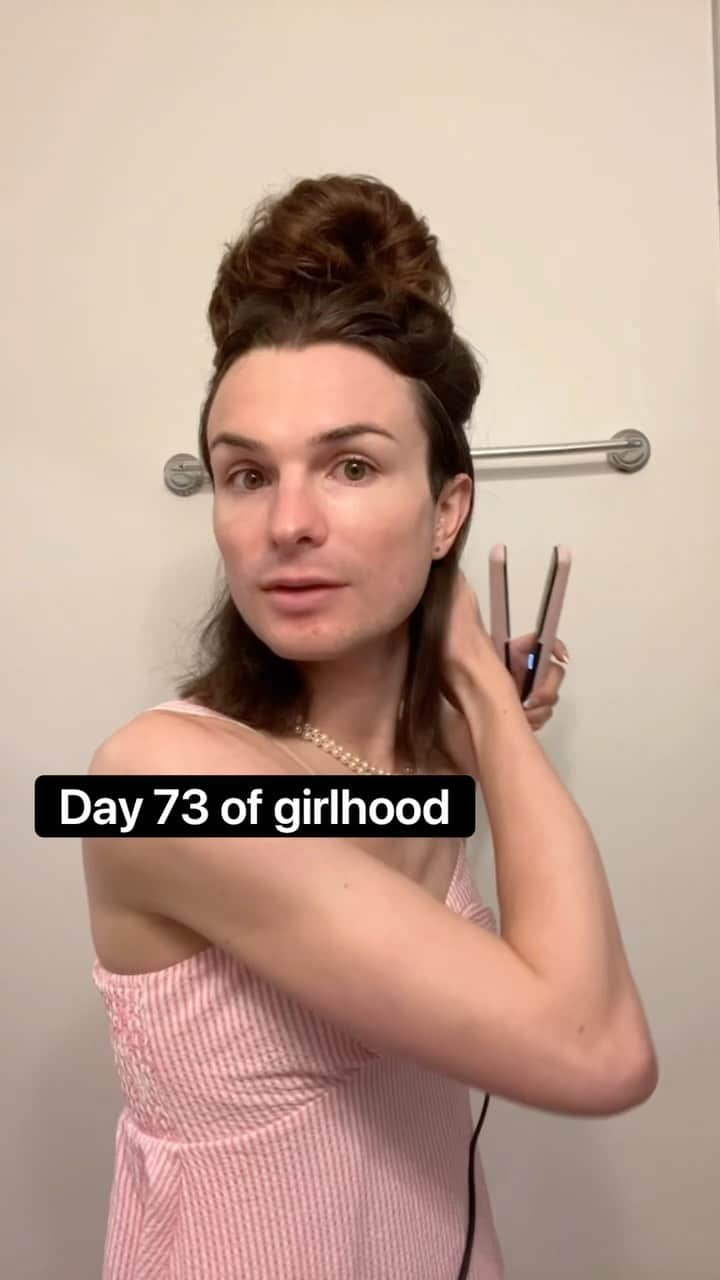 DYLAN MULVANEYのインスタグラム：「Day 73- someone’s daughter #trans」