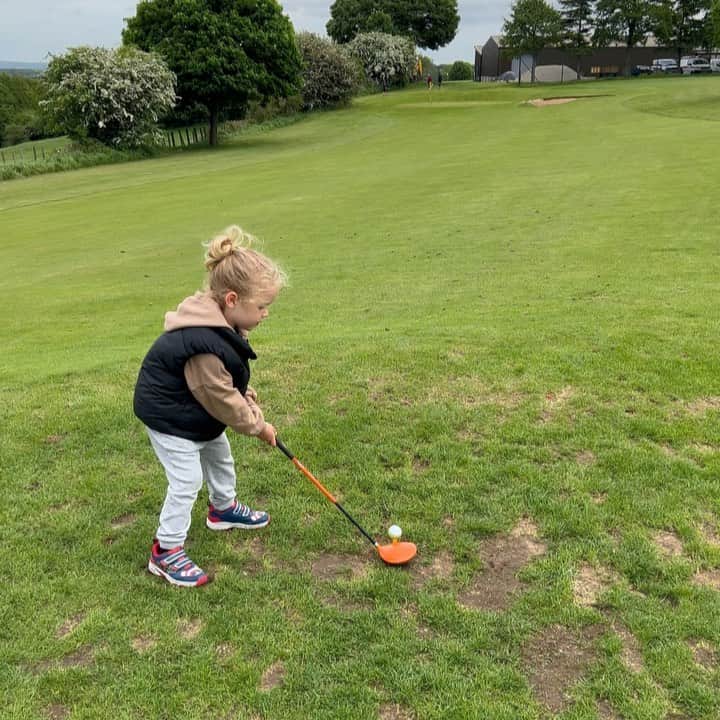GazGShoreのインスタグラム：「posting this so i never lose it 😱💙🏌️‍♂️  chester ripping it 70 yards 😍   #proud」