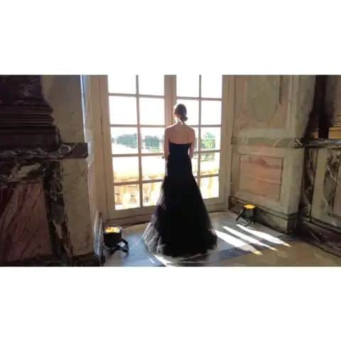 ソルヴェイグ・モルク・ハンセンのインスタグラム：「A night at the ball ❤️ Orrr watch me twirl my way through Versailles can't quite decide on the title 🤔😂  My amazing glam team: @jesperhovring 👗 @fadimorad 🌟 #royalversaillesball #jesperhøvring」