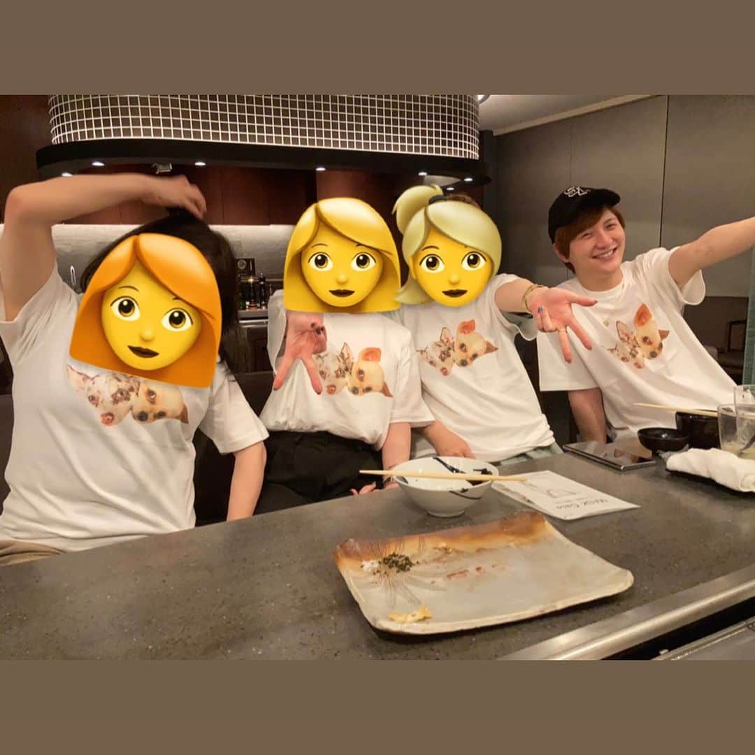 やるきげんきだいきのインスタグラム：「家族で鉄板焼き🙌 誕生日プレゼントにペティとウルのTシャツ貰ったんだけどくせ強すぎやろ」