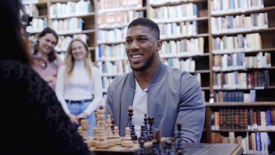 アンソニー・ジョシュアのインスタグラム：「Big AJ on campus 👑」