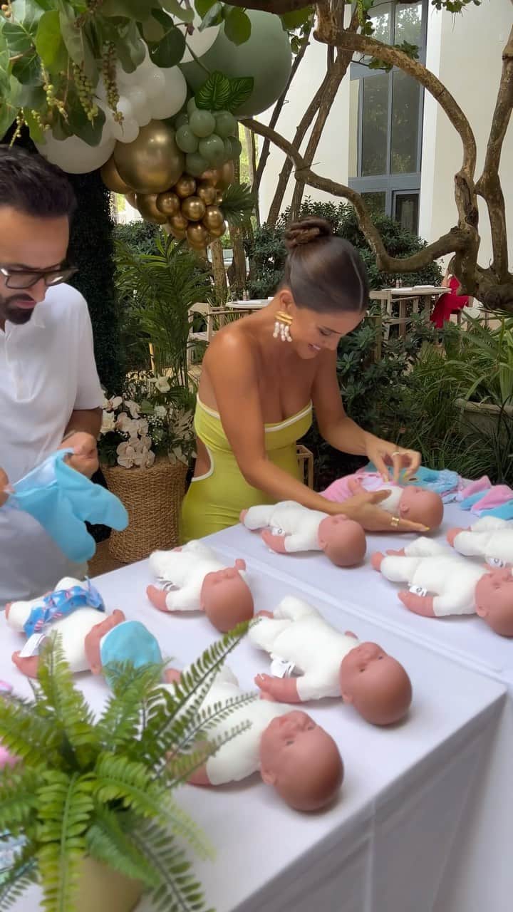 Camila Coelhoのインスタグラム：「Whi should be the one changing the Baby Coelho ? 😂🤭 MOM or DAD? #BabyShower ——————- Depois de assistir esse vídeo, quem vc acha que deve trocar o bebê? 🤣🤭 MAMÃE OU PAPAI? Haha #game #pregnant」