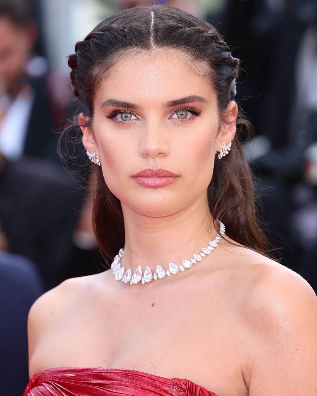 サラ・サンパイオのインスタグラム：「This glam 😭😭I felt like a true princess. The @zuhairmuradofficial dress and @messikajewelry 🥹 I taught @_vascofreitas_ how to do my princess hair and he made it look even more beautiful!  And the most incredible make up by @ttmakarova using @patmcgrathreal Styled by @mimicuttrell」