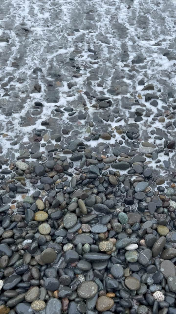 National Geographic Creativeのインスタグラム：「Video by @stephenwilkes | Finally at Shi Shi Beach at Olympic National Park in Washington State.  The tides and weather are two of the many obstacles we’ve faced while creating this Day to Night photograph.  Stay tuned, more to come!! #shishibeach #washingtonstate #beach #tides #pacific #northwest」