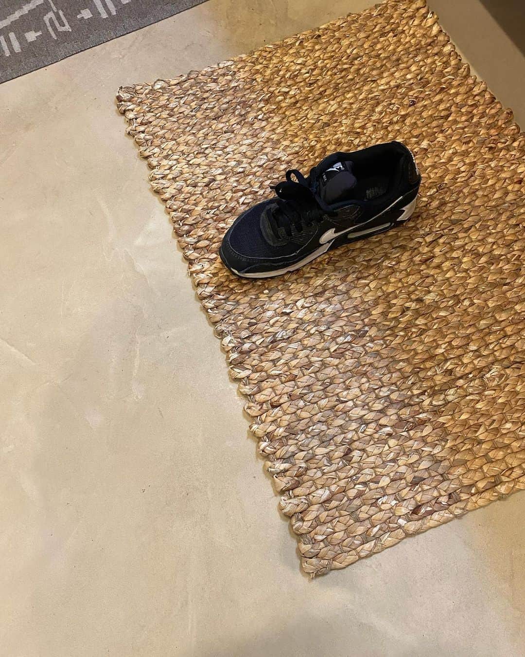 和田明日香のインスタグラム：「長女。足の怪我でしばらく松葉杖生活。月末の運動会に出られないかもしれない。小学校最後の運動会。運動会なんてダッルー、ってタイプの娘が、6年間かけて徐々に気持ちを盛り上げてきた。たかが運動会、じゃないんだよ今年は。絶対に出たいと思ってるだろうし、絶対に出してあげたいと思う。でも、いっしょに競技する友だちや先生にとって負担になってしまう申し訳なさはとてつもなく大きい。娘のせいで負けてしまうなんてことを想像すると胸が潰れそう。怪我してるのに出させるなんて親の顔が見てみたい、と思われるのも正直怖い。娘には競技に出る以外にもいろんな関わり方を提案した。あとは本人の意思に任せたいけど、彼女もどうしたらいいか迷ってる。弱音も吐かないけど、主張もしない長女。自分の中に押し込んでるみたい。支え方が難しい。  何気なくカメラロールを見てたら、初めて歩いた時の動画が出てきた。あの頃は毎日2人っきりで、今よりもっとくっついて、朝から晩まで全部を見守って、両腕で支えてた。今じゃどうだろう。支えになれてるかな。悔しいんだよな。なんだってするつもりなのに、どんどんしてあげられることが少なくなってる。神社も八幡も行ったし暇さえあれば天国の母に祈ってる。でも魔法みたいなことは起きない。一番悔しいのはあの子だ。  こんなこと私がSNSに書いたってしょうがないじゃん、って思うけど、今の気持ちを数年後の自分に届けたいから、記録としての日記です。  朝学校まで送って、帰ってきた玄関に、かたっぽだけ残った長女の靴。今のあの子を忘れまいと写真撮った🥲」