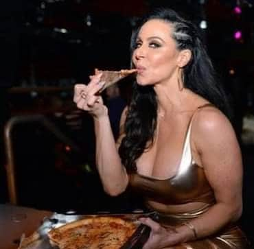 Kendra Lustさんのインスタグラム写真 - (Kendra LustInstagram)「I wonder why girls never ask me out ? I am cute & love pizza 😜 #MondayThoughts」5月24日 6時55分 - kendralust