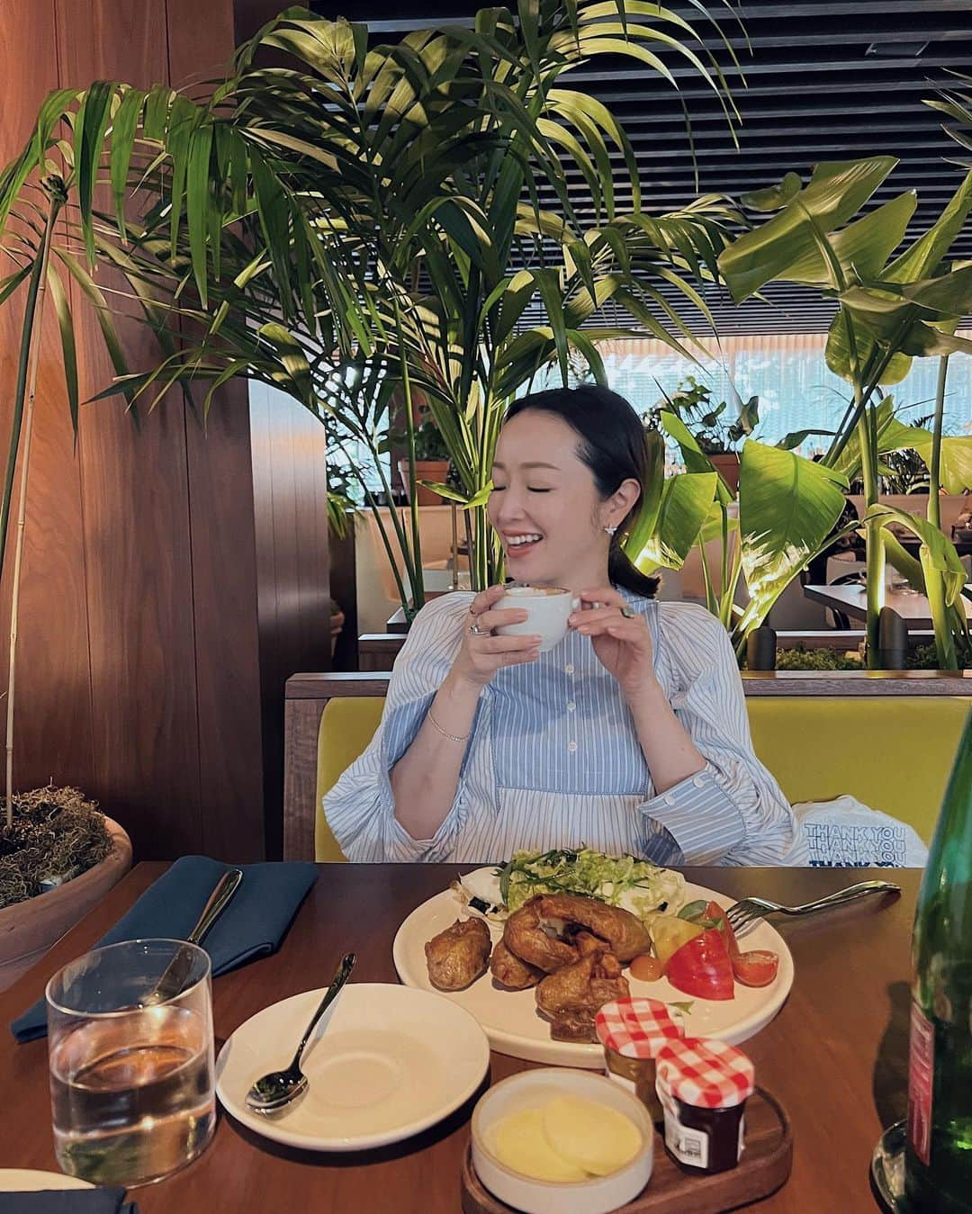 翁安芸さんのインスタグラム写真 - (翁安芸Instagram)「寝不足で目が開かない朝🥱😑🫠  ひとまずグリーンジュースを一気飲み🥬 ホワイトエッグオムレツも食べたら半分目覚めてきました🥚  #morning #breakfast #朝食 #wehoedition #thewesthollywoodedition」5月24日 6時59分 - akinyc