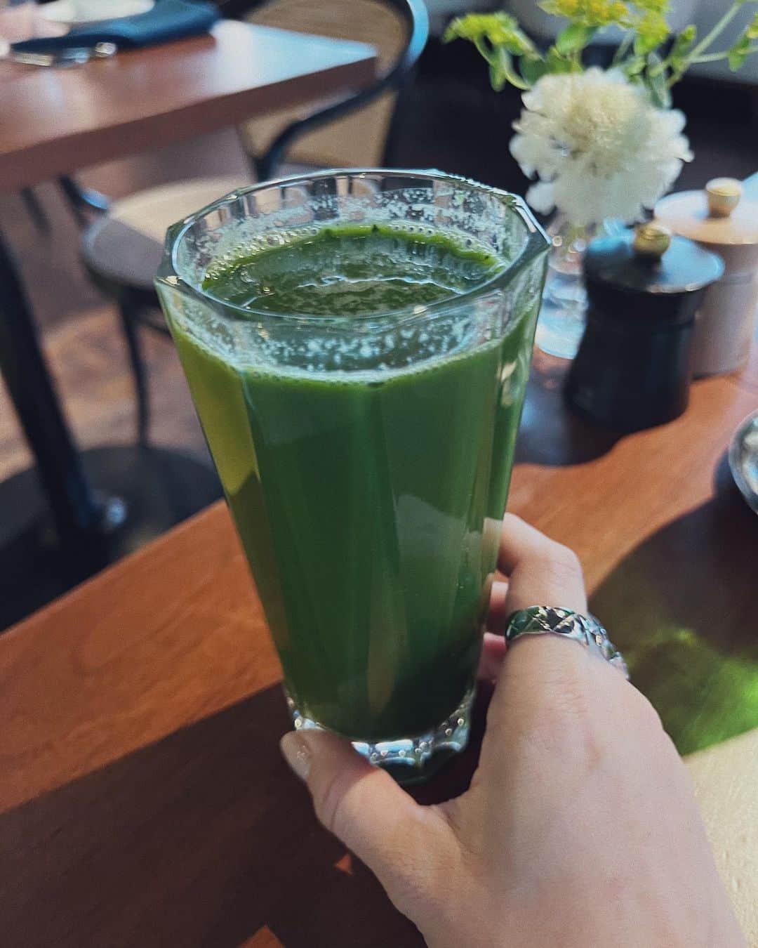 のインスタグラム：「寝不足で目が開かない朝🥱😑🫠  ひとまずグリーンジュースを一気飲み🥬 ホワイトエッグオムレツも食べたら半分目覚めてきました🥚  #morning #breakfast #朝食 #wehoedition #thewesthollywoodedition」