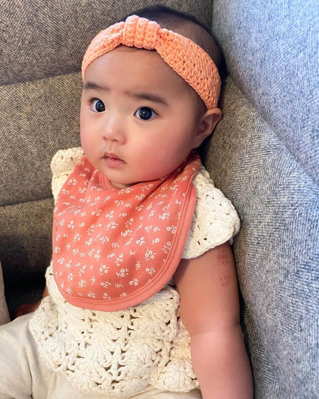 おのののかのインスタグラム：「＊ 離乳食、ぜんぜーん食べてくれなくなって 少しおやすみ中のあかちゃんマン👶🏻🍼笑 子育ては教科書通りにはいきませんね〜😂😂  ヘアバンドもお洋服も、ばーばが編んでくれました💕 私はかぎ針編み初心者なので 教えてもらって挑戦中、、🥺✊  一緒にゆっくり成長していこうね✨」