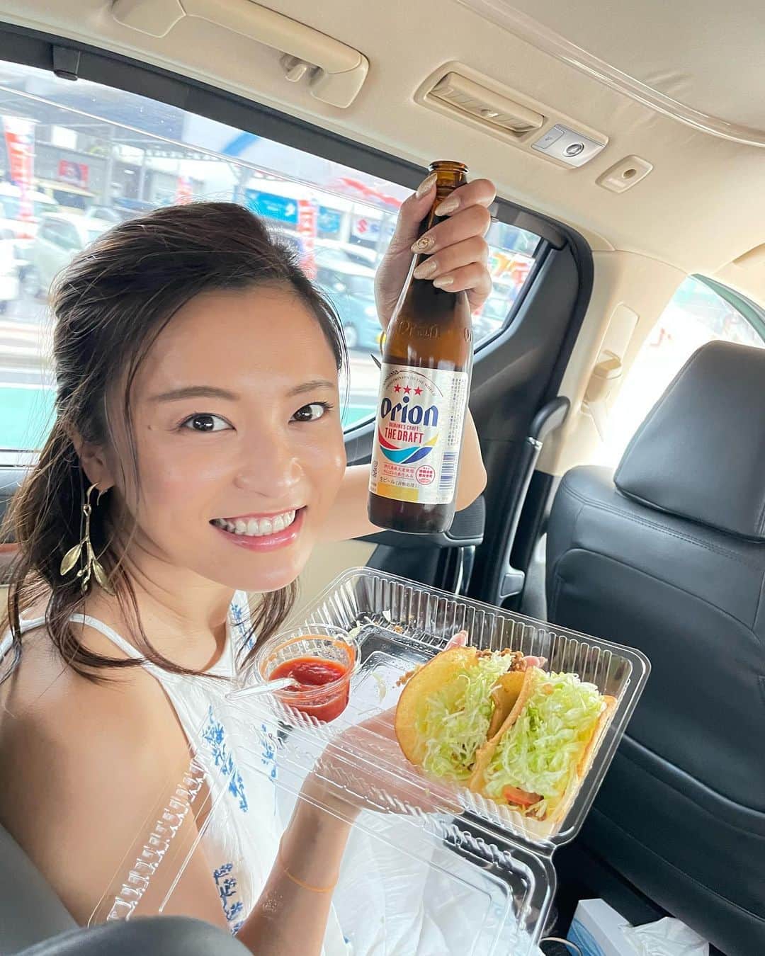 小島瑠璃子のインスタグラム：「🌮🍺 今日暑い！！ タコス食べてビール飲みたい！！ いつかの沖縄での写真です🏝💕 大好きなメキシコのタコス🥺」