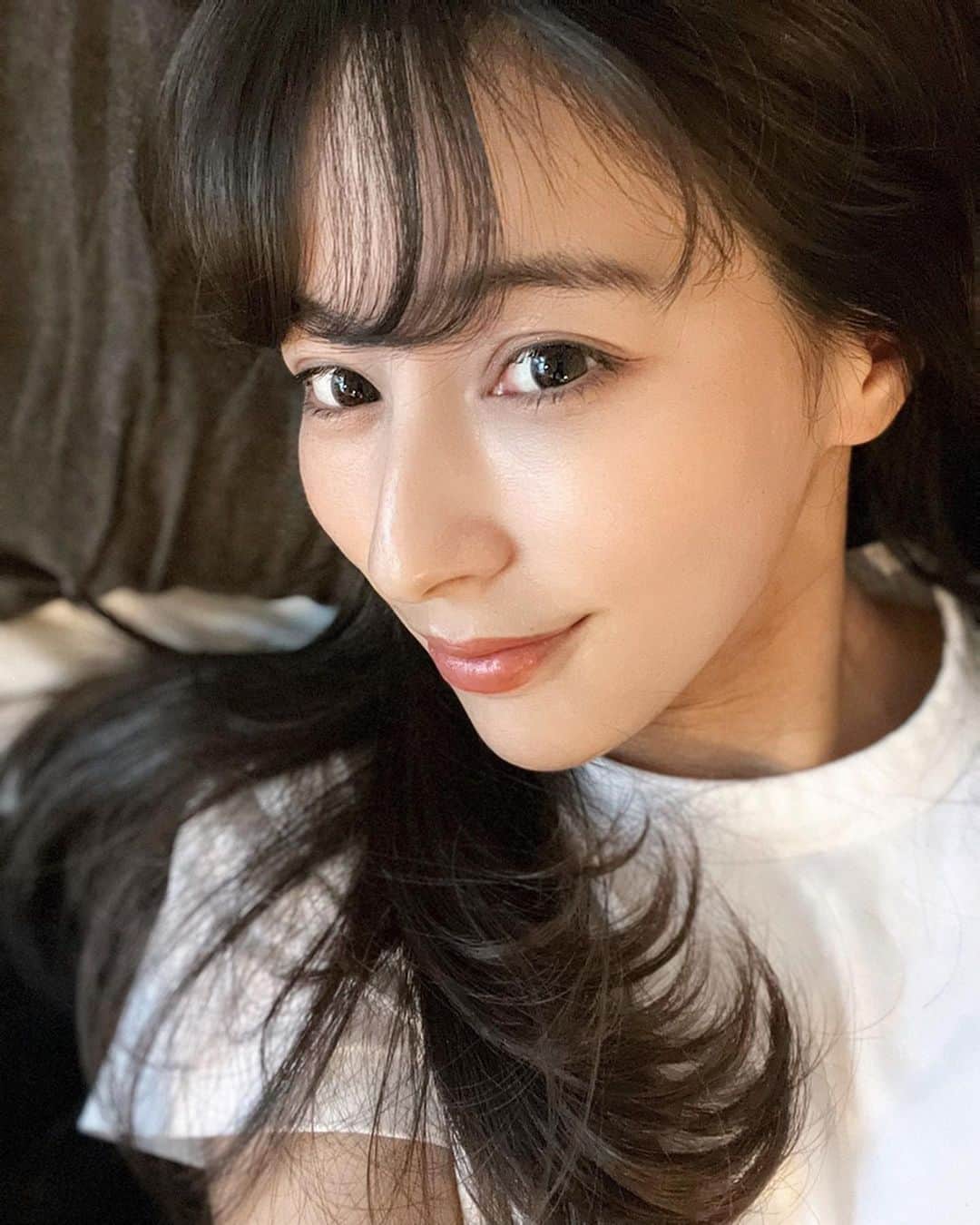瀬戸晴加のインスタグラム：「以前から使っているスクワランオイルにラベンダーの香りのラベンダースクワランが登場したということで、さっそく私も使っております🙌🏻元々ラベンダーの香りがすごく好きなので、朝晩のスキンケアでこの香りで一呼吸するのがなんだかいいルーティンに😌✨ サラッと軽くてベタつかないテクスチャーなので、肌にスーッとなじむ感じもお気に入り。マスクや紫外線で最近乾燥しがちなこの時期も化粧水のあとの1滴のケアでモチッとした肌になるので簡単で良いですよね🖋 1回に使う量は1滴なのでコスパも◎です🙌🏻 紫のパッケージ可愛いー！　 #HABA #ラベンダースクワラン #スキンケア #PR @haba_jp」