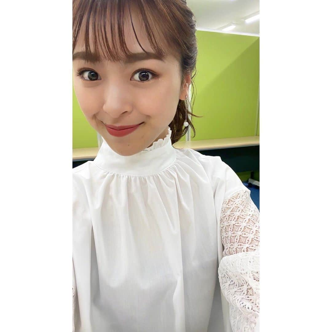 高木晴菜のインスタグラム：「こんばんは🙌 皆様さっそくフォローやメッセージ、メンションなどなど沢山ありがとうございます✨嬉しいです！！  こちら、にちようももちの衣装で🤳 このブラウス、首元はハイネックにフリル、腕は透け感があって、アップのヘアスタイルにもぴったりでした🤭❣️  そしてこのピアス、実は関西のセンス抜群な友人が作ってくれたんです〜🥰絶妙なバランス感と上品な光り方が可愛すぎる、、🥹✨ありがとう〜❤︎」