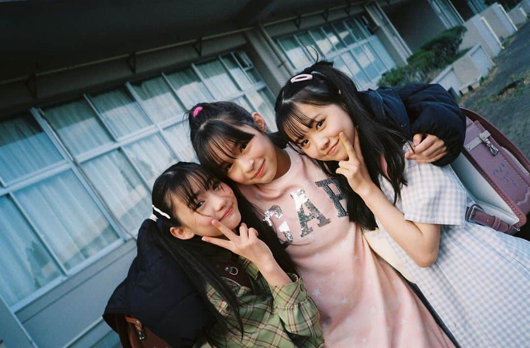 ニコ☆プチのインスタグラム：「📸 ハルハレフィルムその3🥰🎞  いつもお世話になってる ロケバスさんが全部撮ってくれたよ🚌✨🤍  エモい🥺🌙❕  #小松崎ふたば  #星名ハルハ #星乃あんな #はるふあん」