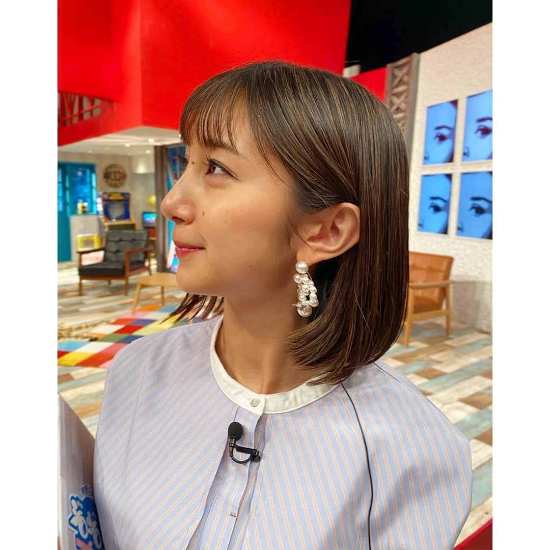 近藤夏子さんのインスタグラム写真 - (近藤夏子Instagram)「.   収録で付けたピアス可愛い〜！ と思って写真見返してたら  なんか日焼けした気がする。笑 　 ノンフィルターなのですが やっぱり焼けたかな？  焼けたいのでノープロブレムなのですが ５月でこの感じだと夏はどうなるのか🌻 　  あとなんか 目も半開きで、笑顔も中途半端な写真があったからおまけ🙄 　 　 では残りの収録行ってきます💛 　  　 #ピアス」5月24日 18時20分 - kondokako0804