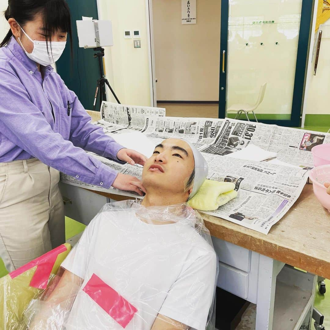 はいてくPOさんのインスタグラム写真 - (はいてくPOInstagram)「北海道ハイテク 義肢装具士学科  特殊造形特別講義  本日は吉田ひでお先生の 特殊造形特別講義❗️ フェイスマスク製作です😄  ものづくりの楽しさを教えていただきました😁  ３年生の顔が並んでおります😆  #北海道ハイテク #義肢装具士 #義肢装具士学科 #特殊造形 #フェイスマスク #吉田ひでお」5月24日 18時45分 - hhtpo