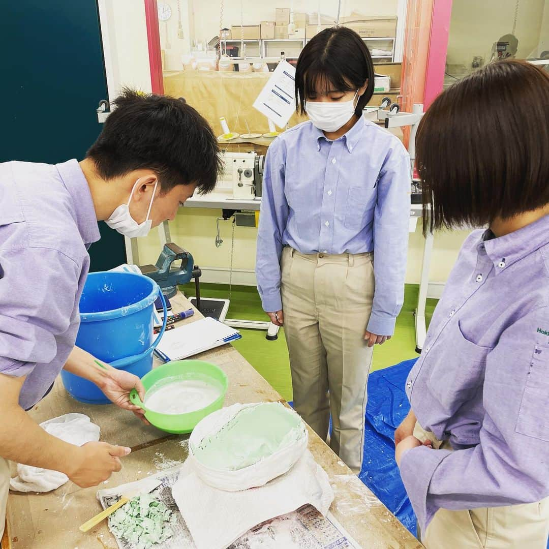 はいてくPOさんのインスタグラム写真 - (はいてくPOInstagram)「北海道ハイテク 義肢装具士学科  特殊造形特別講義  本日は吉田ひでお先生の 特殊造形特別講義❗️ フェイスマスク製作です😄  ものづくりの楽しさを教えていただきました😁  ３年生の顔が並んでおります😆  #北海道ハイテク #義肢装具士 #義肢装具士学科 #特殊造形 #フェイスマスク #吉田ひでお」5月24日 18時45分 - hhtpo