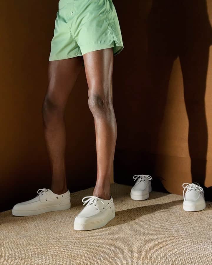 ジョンロブのインスタグラム：「Pier, the house’s deck-shoe plimsole stars in our Spring | Summer 2022 campaign, it is updated with a new delicately grained leather in a vivid palette. That’s Lobb. . #johnlobb  @paulkooiker  @ganio」