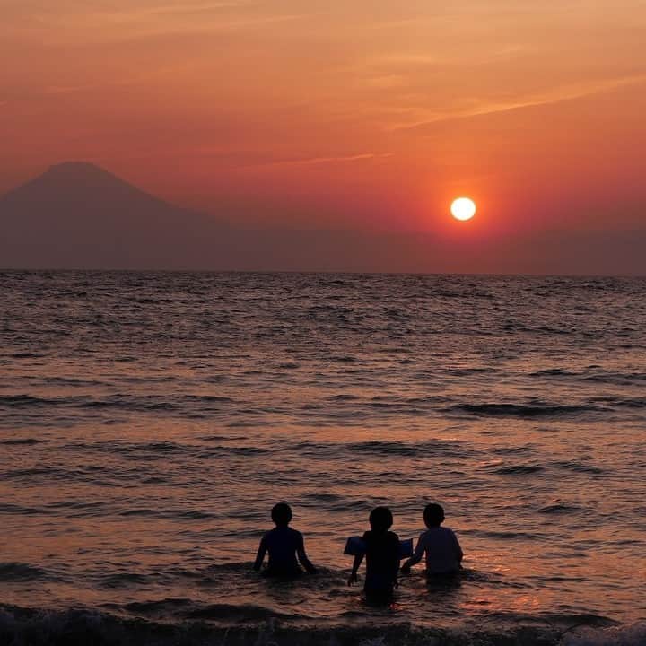 テレビ朝日アナウンサー公式さんのインスタグラム写真 - (テレビ朝日アナウンサー公式Instagram)「#武内アナ の癒しとは？？ 「家族で出かけた #海 です。沈む夕日と富士山、そして子供たちの姿がとにかく美しくて #癒されました 。 #GW は終わってしまいましたが、皆さん #夏休み に向けて頑張りましょう。」 #武内絵美 #アナウンサーの癒し　#癒し」5月24日 19時00分 - tvasahi_announcers