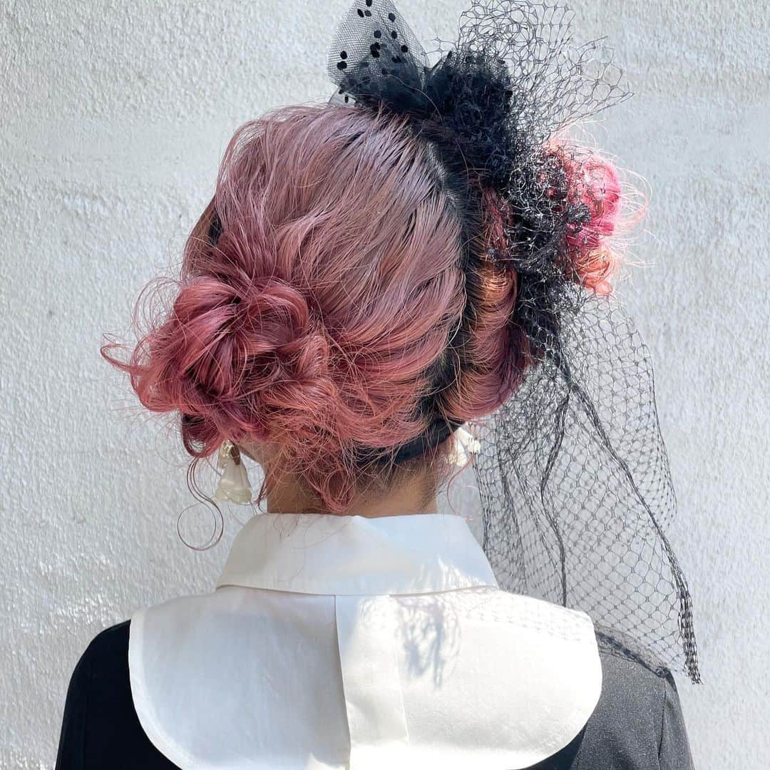 Miki Kajiwaraのインスタグラム：「ピンクhairにひときわ目立つ黒いチュールを。。。🌿🌿🌿 . . ツイン団子が可愛いhairでした🌸🌸🌸 . . ピンクヘアとの相性が可愛かったなぁ💕💕 . #kajimagic#姫路美容室」