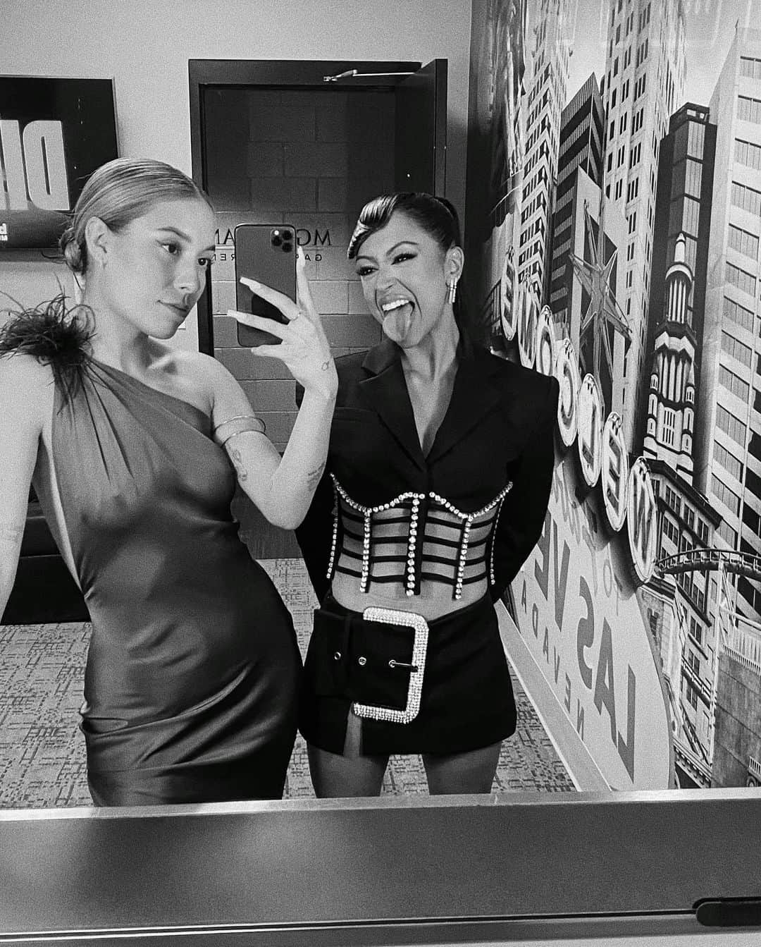 リザ・コッシーさんのインスタグラム写真 - (リザ・コッシーInstagram)「photos of my inexpressive face」5月24日 11時04分 - lizakoshy