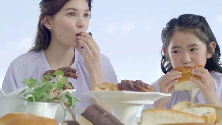 ケリーアンのインスタグラム：「「リョーユーパンをよろしく！」  ＃リョーユーパン 新CM🌼🍞 見てくれたかな☺️」