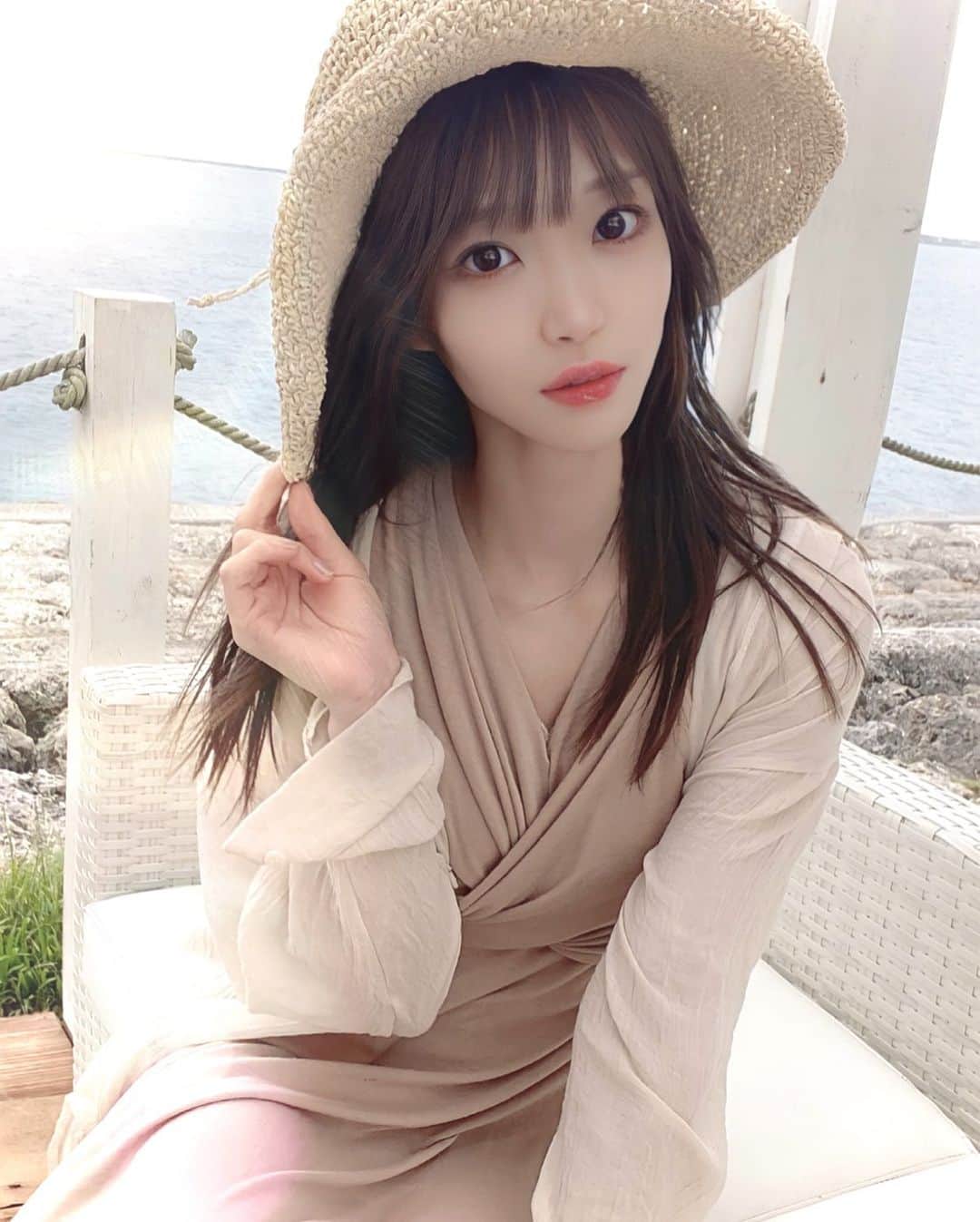 のインスタグラム：「🐋🫧 . BBQオフ会 in 沖縄 . . 私服はこんな感じでした、 お姉さんぽいのは好きじゃない？👒 . . #セルカ #selfie #海 #沖縄 #沖縄旅行 #BBQ #resort #麦わら帽子 #ベージュカラー #ベージュコーデ #オフショット #ワンピース #暗髪 #アイドル #Japanesegirl #japaneseidol」
