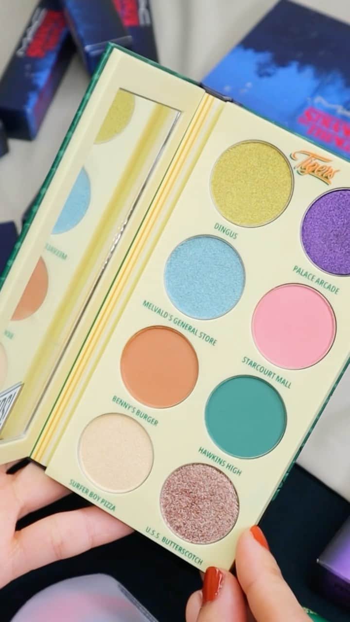 M∙A∙C Cosmetics Japanのインスタグラム：「＼本日公式オンライン先行発売／ M·A·C × ストレンジャー シングス コレクション✨  全て限定色・限定パッケージのコラボ コレクション。ドラマの世界観と80年代のムードを堪能できるアイテムが揃います🏫⚡️ 　 全製品ラインアップ： ■アイシャドウ × 8： ホーキンズ クラス オブ 1986 アイ パレット (税込¥7,370) ■アイシャドウ × 8： ザ ボイド アイ パレット(税込¥7,370) ■パウダー ブラッシュ（全2色） (税込¥3,850) ■リップガラス（全6色） (税込¥3,300) ■# 217S ブレンディング ブラシ (税込¥4,400) ■# 140 シンセティック フル ファン ブラシ (税込¥8,360) 　 🎁PRESENT🎁 M·A·C ストレンジャー シングス コレクション2点以上を含む、税込11,000円以上をご購入の方にスペシャルコラボバッグをプレゼント！ ※プレゼントは数量限定の為、限定数に達し次第終了となります。予めご了承ください。 ※実施店舗は公式オンラインショップと20店舗限定となります。 　 実施店舗：阪急うめだ本店、ｼﾞｪｲｱｰﾙ名古屋ﾀｶｼﾏﾔ、岩田屋本店 本館、伊勢丹 新宿本店、西武池袋本店、髙島屋 横浜店、ルミネエスト新宿 M・A・C STORE、あべのハルカス近鉄本店、大丸 心斎橋店、大阪髙島屋、大丸 神戸店、鶴屋百貨店、大丸 札幌店、銀座三越、エスパル仙台、そごう広島店、そごう大宮店、そごう千葉店、西武渋谷店、高崎髙島屋  *2022/5/24(火) オンライン先行発売 *2022/5/27(金) 全国発売   Regram from @masam1101  #MACストレンジャーシングス #MACStrangerThings @Netflix @strangerthingstv」