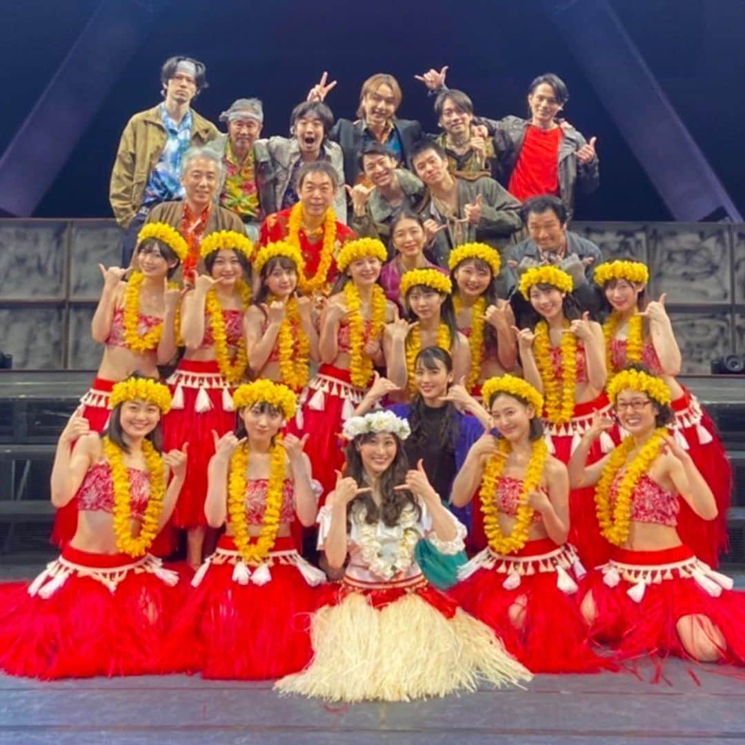 矢島舞美さんのインスタグラム写真 - (矢島舞美Instagram)「. 舞台『フラガール-dance for smile-』沢山の方のお力添えで、無事に千秋楽、最高の景色で幕を閉じる事ができました。観に来て下さった皆さん、応援してくれた皆さん、共演した仲間たち、支えてくれたたくさんのスタッフさんたちに心から感謝です。ありがとうございます✨😭 . 座長の潮紗理菜ちゃん率いるこのフラガールチームは本当に団結力があって正に一山一家な温かい現場でした。座長の人柄があってこそだな☺️と。 紀美子の成長と共に、潮ちゃんの成長にたくさたくさん感動して、千秋楽は勝手に貰い泣きしてしまいました😭 それと同時に、最高の景色を見ながらまた明日からも頑張ろう✊✨と、凄く力が沸きました☺️♡ . 舞台って素敵な感動をたくさんくれるなぁ♡☺️ . 実は岩手からこちらに来ているおばあちゃんも今回初めて舞台観劇をしてくれました。°C-ute時代コンサートは何度か観に来てくれたけど、コロナもあり舞台はなかなか観てもらえる機会が無かったの。 おばあちゃん『歌って踊っても、ひゃ〜すげぇなぁ。と思ったけども、舞台ってのもあんなに面白いんだねぇ✨』と感動してくれていました😭 フラガールは、福島県いわき市の話だけど、当時岩手にまでハワイアンセンターのチラシが配られたり募集がかかっていたみたいで、当時のいろんな話も聞かせてくれました✨ . おばあちゃんが感動してくれたように、たくさんの方の心にも、フラガールが残り続けますように☺️ . たくさんのご来場と応援、本当に本当にありがとうございました☺️♡ . . #舞台#フラガール#潮紗理菜#太田夢莉#兒玉遥#大串有希#朝倉ふゆな#竹内詩乃#鈴木くるみ#道枝咲#岡田帆乃佳#本西彩希帆#立野沙紀#尾崎明日香#mirii#高橋龍輝#武田義晴#吉田智則#工藤潤矢#山田良明#久保田創#濱田和馬#大石敦士#近藤雄介#久道成光#細貝圭#有森也実#矢島舞美」5月24日 13時03分 - maimiyajima_official_uf