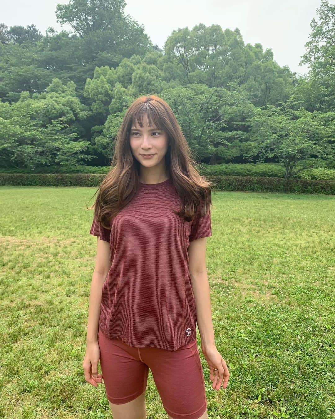小屋春菜のインスタグラム：「ランニングがとても気持ち良い季節☀️ こちらのAllbirdsのランニングシューズ 「Tree Flyer」は軽量でソールも地面を蹴りやすく、とても軽やかでランニングがしやすい🏃🏽‍♀️👟 なによりもこのランニングシューズの凄いところはサステナブルな面。 ミッドソールの半分をバイオベースで作り、カーボンフットプリントを従来より20%も低く抑える事ができます。 そしてミッドソールを作る際に出る廃棄物をほぼ100%この靴の一部(ヒールカウンター)に再利用されています。   サステナブルという言葉が当たり前になりつつある世界ですが、自らの廃棄物を自らの手でまた再利用して１つの商品を作り上げるってなかなか目にしない。   子供達のさらに子供の世代にも今の地球環境か、もっとより良い世界でいて欲しいからサステナブルな商品には心が踊ります🍃   この絶妙な色も 可愛いくて大好き💛 こんなにも素敵な靴は素敵な所へ連れて行ってくれるはず✨ #allbirds #オールバーズ　#サステナブル　#ハミングバーズ　#sponsored」