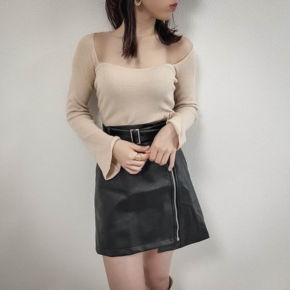 白石みずほさんのインスタグラム写真 - (白石みずほInstagram)「.  -Leather Mini Skirt-  短すぎず大人女子には嬉しい丈感🍃  @charme.__official   .」5月24日 13時36分 - mizuhoshiraishi