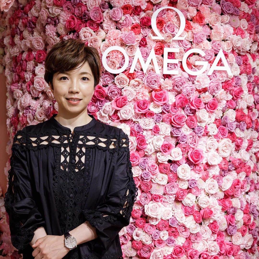 のインスタグラム：「先週の土曜日は、原宿で開催されている @omega 『Her Time 宝物のような時間たち』展に行かせていただきました。 誰にとっても大切な時間をテーマにした空間は、普段の私の生活から考えると真逆の世界でしたが、OMEGAのこれまでのストーリーを感じる、おとぎ話のページをめくるような展示でとても愉しめました。 トリック写真を撮れるコーナーもあります。  6/5まで開催しているそうです。 皆さんもよろしければぜひ⌚️  ※撮影の時のみマスクを外しています。  #Supported #OMEGA  #OmegaHerTime  #Hairmake #HanaBeautyHair」
