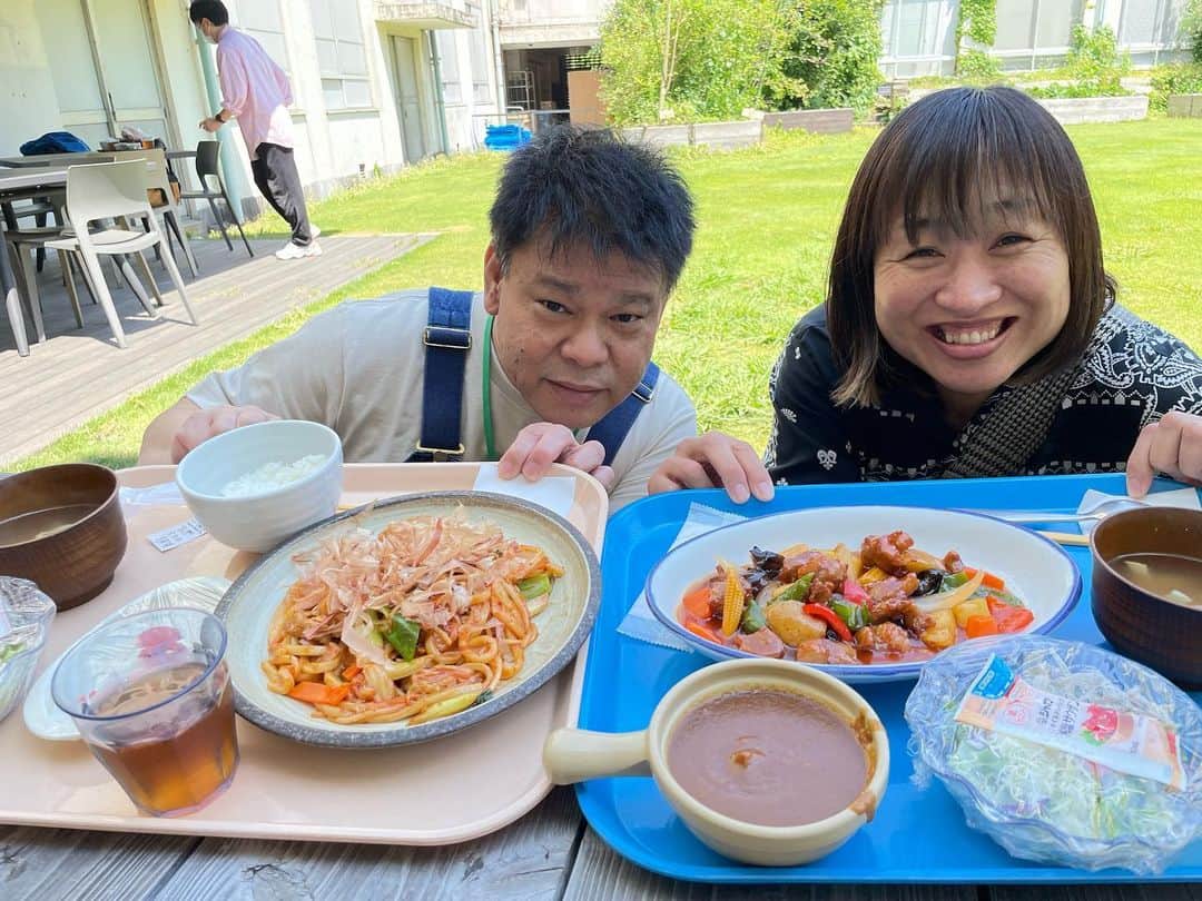 南海キャンディーズ【公式】のインスタグラム：「エンプティステージ稽古終わりにジミーさんとランチ。いい天気やし、楽しかった！！！新じゃが酢豚、美味しかった😋」