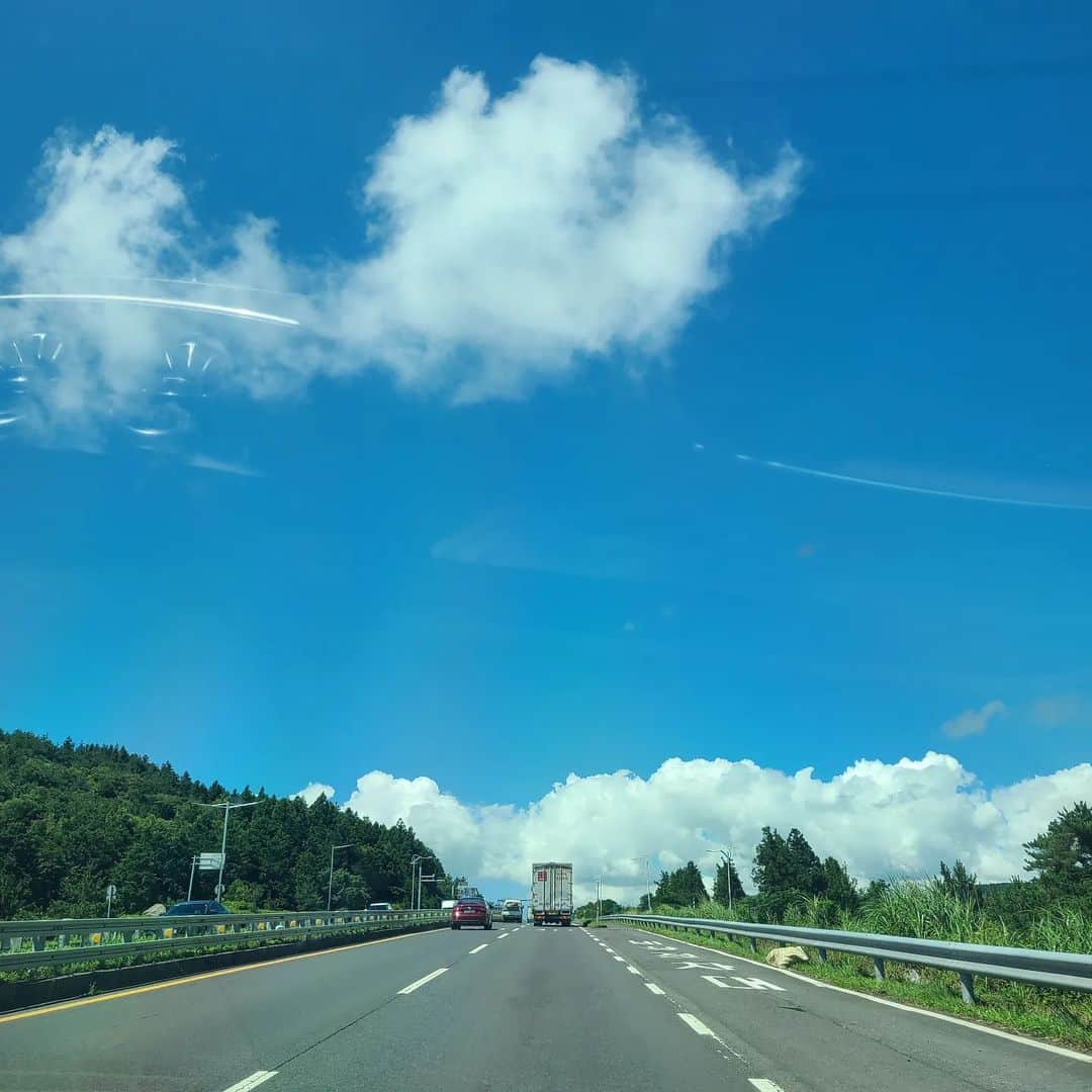 ココのインスタグラム：「제주도 하늘 🌤   히히 저는 여름이 너무 좋아요 벌써 기분 좋아지는중 여름 좋아해요?」