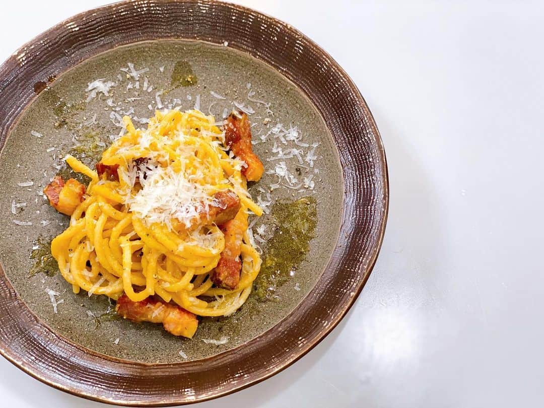 のインスタグラム：「In cucina con Saori👩🏻‍🍳  マッテオが教えてくれた本場カルボナーラは、 今まで自分が作っていたものとまるで違って😂 驚くほど美味しいです💛🥚💛  「生クリームもベーコンも使ってもいいけど、 そしたらカルボナーラって呼ばないでね」って 何回も言われました😌😌  今まで失礼しました😌  写真2枚目は 私が作っている間にモニターから いつも見守ってくれるcuoco Matteo👨🏼‍🍳  今回も美味しいレシピ、 grazie mille!!🤩  #マッテオレシピ #早織飯 #本場カルボナーラ」