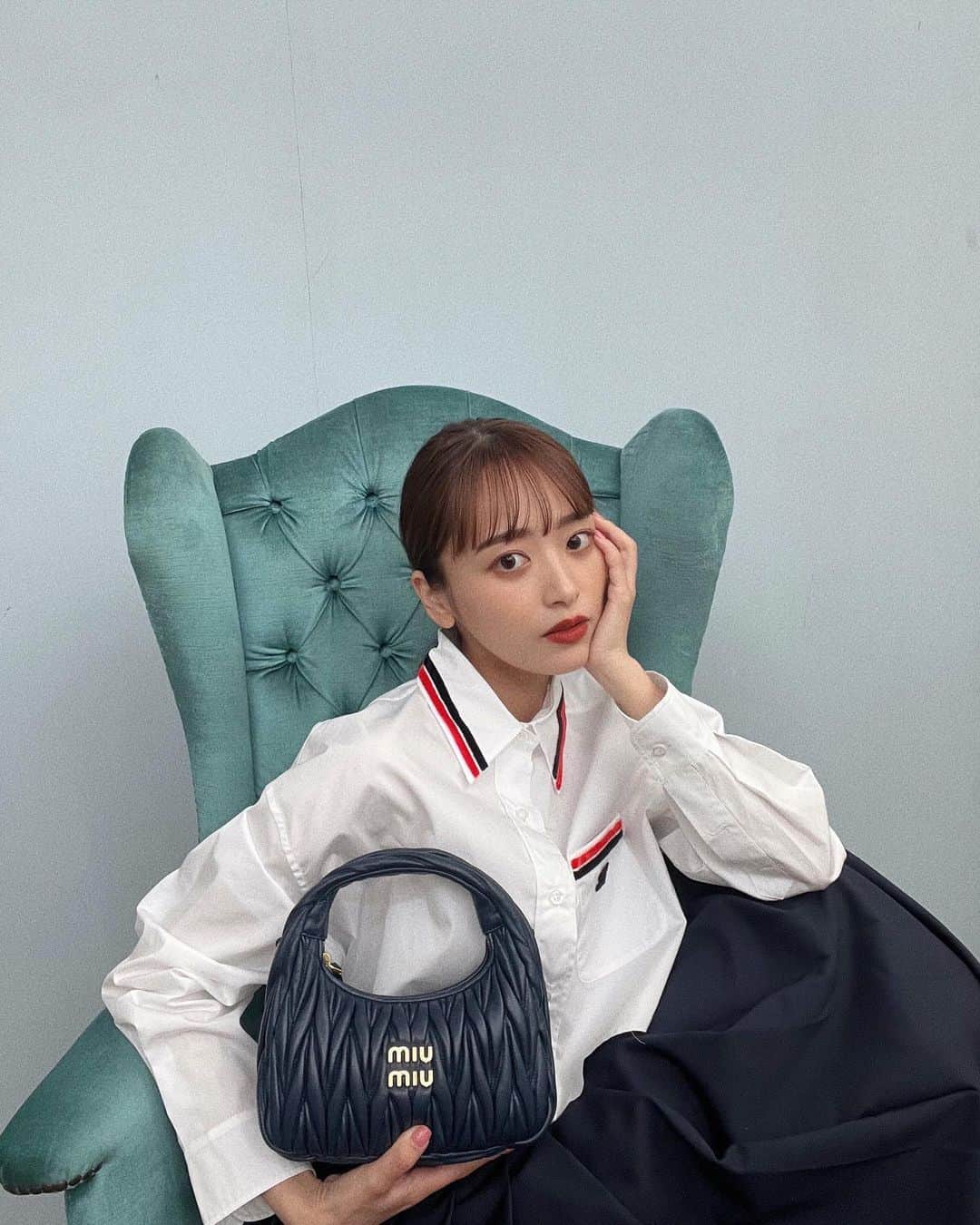 近藤千尋のインスタグラム：「全身　@miumiu さんで 撮影してもらいました📸💕 ネイビーの鞄って新鮮で可愛い…👜  フォーマルにもカジュアルにも 合わせたいなぁ。。🤍🤍🤍  次女の名前もmiuだから 親近感。笑💕 #MiuMiu #MiuWander」