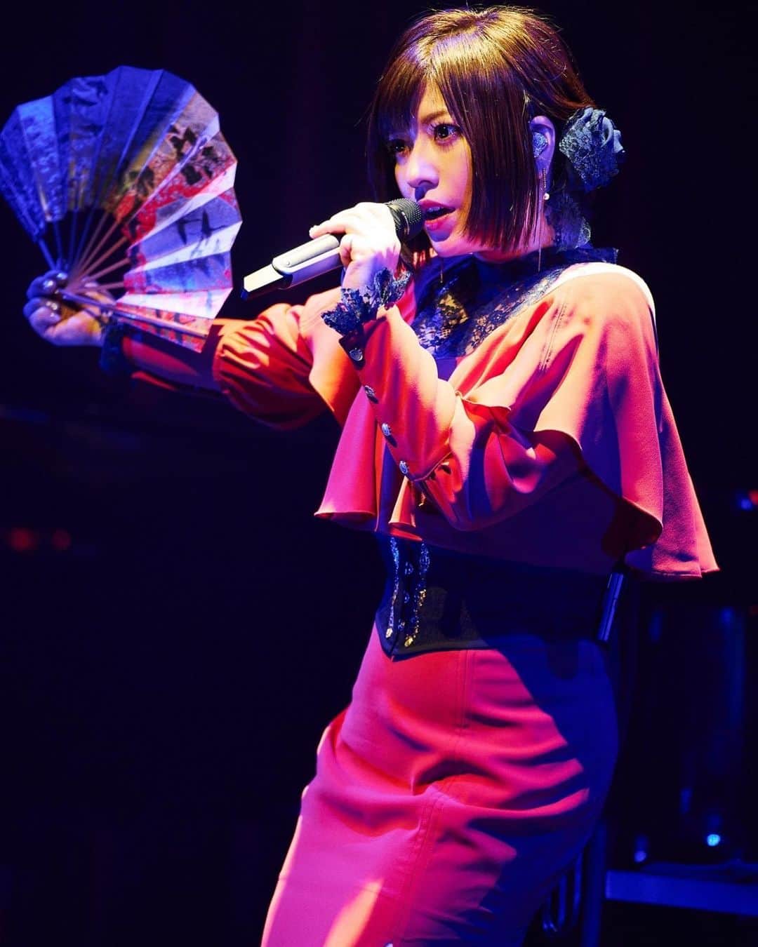 鈴華ゆう子のインスタグラム：「今回、JAZZ×和でりんご追分のアレンジをお届けしました。個人的に大･満･足！！！ これはもっと多くの方に聴いて頂きたい思いです。 今回の衣装に合わせて選んだ舞扇子。 りんご追分、鈴華ワールド全開でさせていただきました😁  #鈴華ゆう子  #JAZZY_NIGHT  #yukosuzuhana  #billboardlivetokyo   #りんご追分」