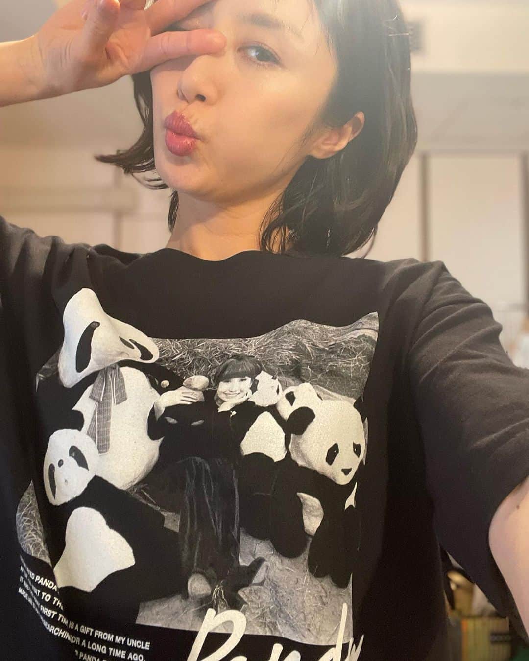山口もえのインスタグラム：「・  今日はこのお洋服♡  #徹子の部屋 #黒柳徹子 さんから頂いた #tシャツ #ありがとうございます #大切に着ます #❤️」