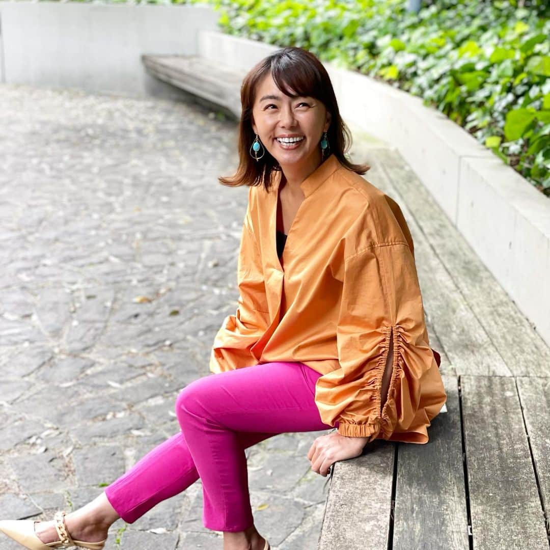 のインスタグラム：「撮影〜📷この日は撮影2本。WEBの取材とテレビの撮影📺  ピンク💖✖︎オレンジ🧡 どっちも大好きな色🤩いつもどっちかは着るけど、なかなか着ない色の組み合わせ、カラフルで意外といける🤣 パンツははきやすくて、買取り決定〜❗️しかも、デザイナーさんも律子😆 @ritsukoshirahama_official  律子が律子着てます😂  stylist @azzurro_yumi  hairmake @ikumin.hairmake   いつもキレイにしてくれてありがとー🧡  衣装 @ritsukoshirahama_official   ピアス @sunny.handmade   #撮影 #カラフル #スチール撮影も楽しい #オレンジ大好き  #ピンクも大好き  #路線バスで寄り道の旅  #お買い物の旅  #モノコンシェルジュ」