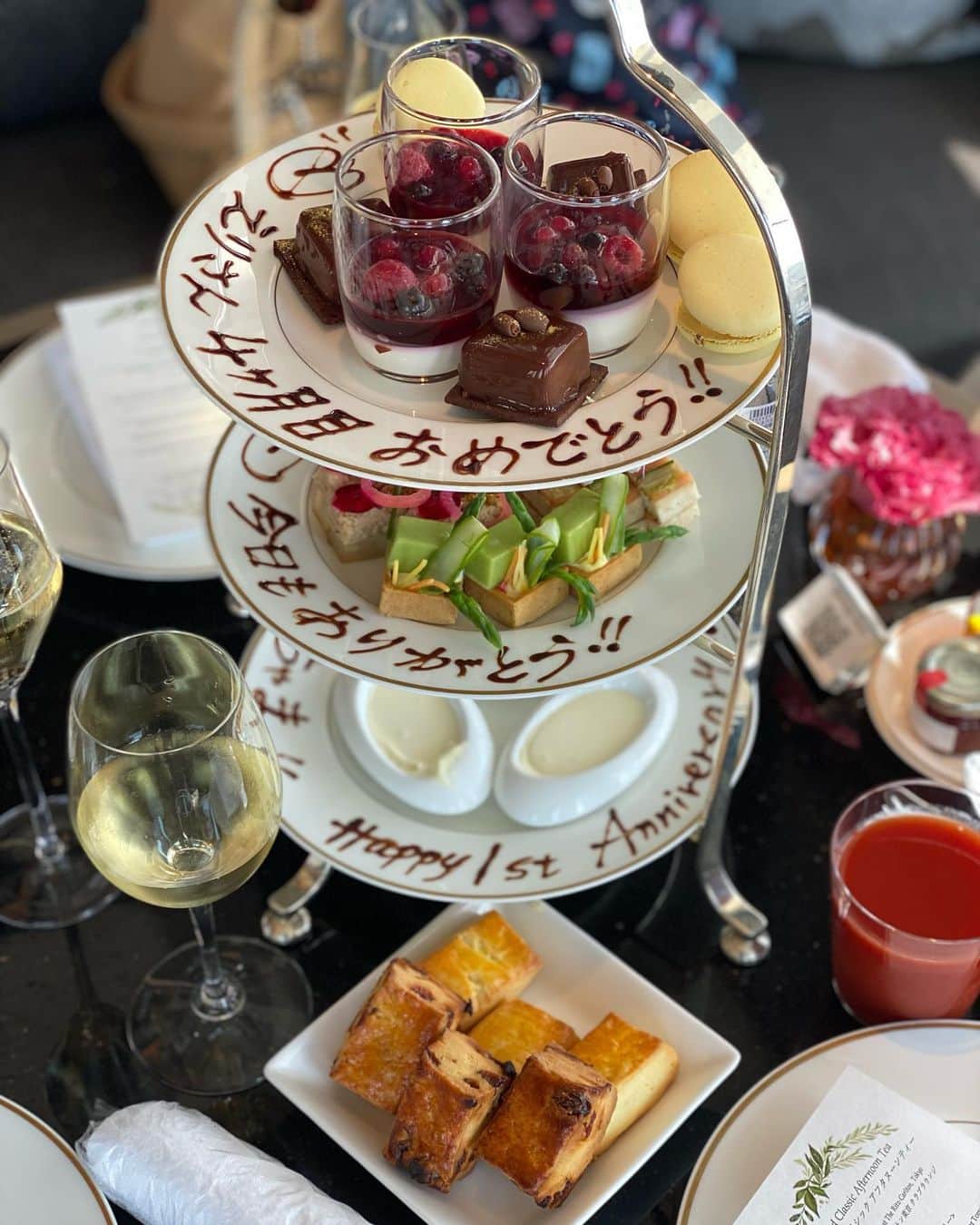 ささきえりのインスタグラム：「お客様とアフタヌーンティー🫖  #ritzcarlton #六本木 #東京ホテル巡り #ありがとう #妊娠4ヶ月 #ミネラル発酵ドリンク教室 #名古屋からありがとうございます」