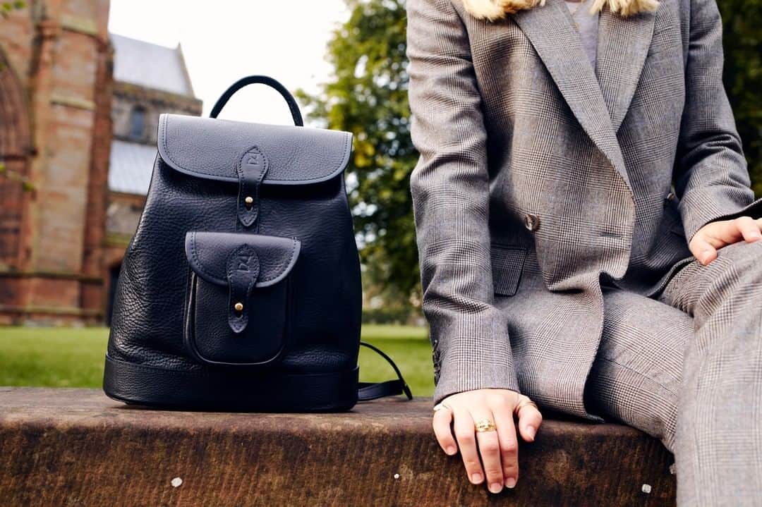 ジョンチャップマンのインスタグラム：「We are on the cutting edge...of leather.  We’re not big on fast fashion at Chapman. So, we’ve taken our time to make our backpack. Handmade in Italian leather, it's big enough for on the move but small enough to be chic.  Crafted in our workshop on Tannery Road, Carlisle..  Italian full grain vegetable tanned leather British brass fittings Chapman signature lining Two external pockets (including secret zipped back pocket) and three internal pockets Life time guaranteed zip Dimensions: Width: 27 cm / 11 inches Height: 39 cm / 15.5 inches Depth: 14 cm / 5.5 inches Weight: 1.25 kg  Chapman bags - handmade since 1984.   #ChapmanMade #luxury #leather #craftsmanship #slowfashion」