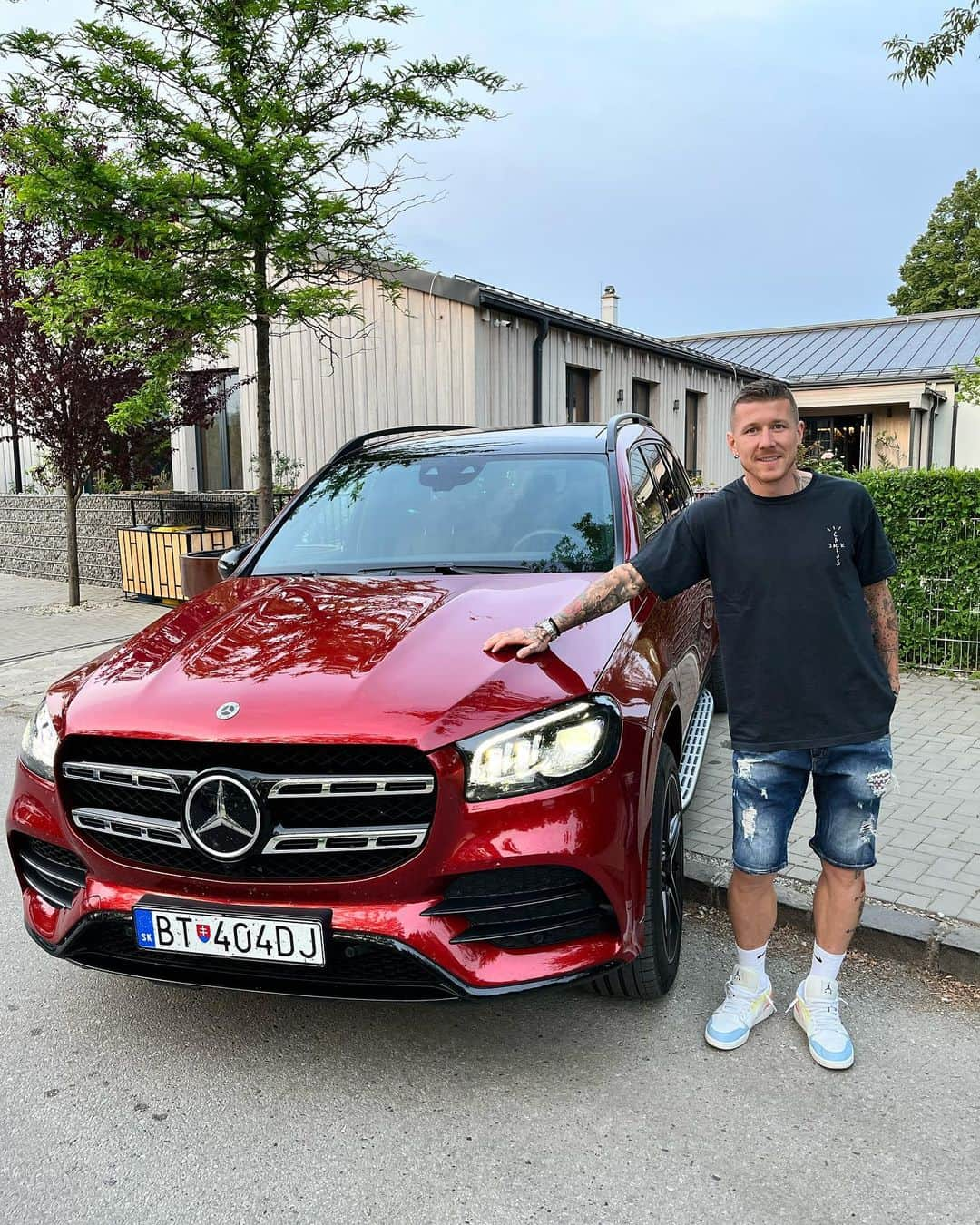 ユライ・クツカさんのインスタグラム写真 - (ユライ・クツカInstagram)「Ďakujem @mercedesbenzbb @motorcar_detailing  za zapožičanie tohto tátoša #hlavnebezpecne ☝🏻👌🏻 . . #mercedesbenzbb #slovensko #slovakia # banskabystrica #mbskfans #mbslovakia #motorcar_detailing #mercedesbenz #gls #sommotorcar」5月25日 3時35分 - kuco33