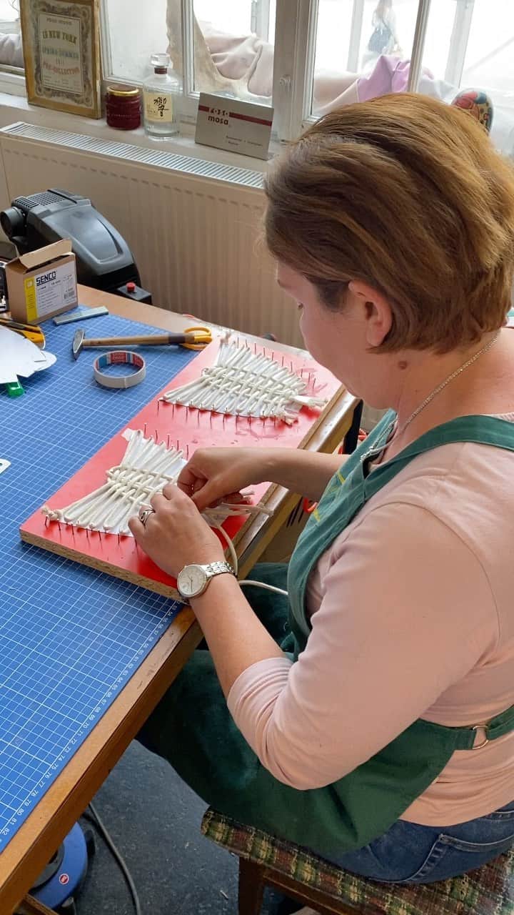 のインスタグラム：「Sempre la musica + How we work here + rosa mosa Studio, Vienna + #rosamosa #Vienna #studio #atelier #workshop #lamusica #howweworkhere #mariahilf #shoemakers #makethingsbyhand #artisanshoes #shoeporn #shoeaddict」