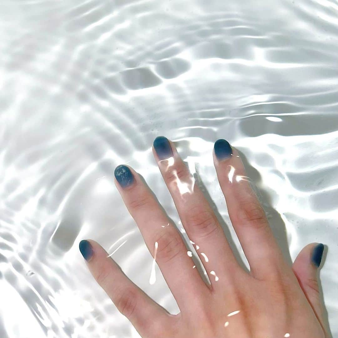 富久美玲のインスタグラム：「_ . 今回はブルーでシンプルネイル💅 1本だけシェル入れてみました🐳🐚 . #nail#ジェルネイル#セルフネイル#シェルネイル ネイル」