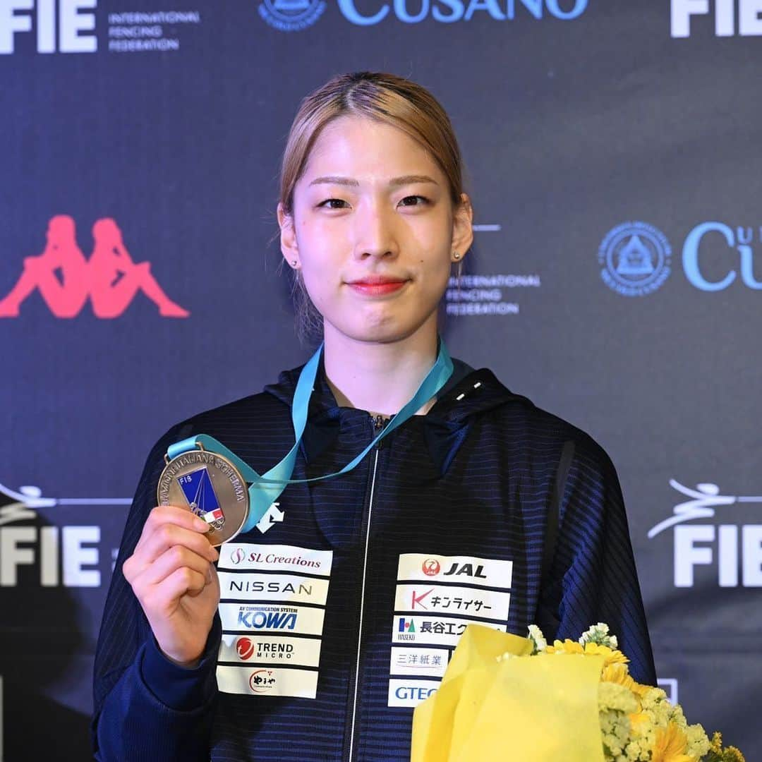 江村美咲のインスタグラム：「イタリアGP大会🇮🇹 結果:個人戦3位🥉 ⁡ GP大会では初めてのメダル獲得となりました。 ⁡ まだまだ未熟な部分が多いことにも気付かされた反面、コンディションに左右されずメダルを獲得できたことは本当に良かったと思います🥉 ⁡ また技術的な気づきに加え、対戦相手をリスペクトすることで自分の心に余白が生まれ冷静に戦うことができるという気付きもありました。 ⁡ 今大会を終えて、世界ランキングが3位になりました😮 3位…??? 全然実感が湧きませんが、これはこれでしっかり受け止め、ここで満足することなくさらに上を目指します🇯🇵 ⁡ 今後もどんな状況でも誰にも負けないような圧倒的な強さを追求していきたいですし、選手としても人としても魅力的な人間を目指して日々精進していきたいと思います🔥 ⁡ 次回はいよいよアジア選手権大会です✊🏻 6月8日に韓国に出発します🇰🇷 今回の試合で少しだけ膝を痛めてしまったのでしっかりケアして挑みます🔥 ⁡ 応援、サポートいただいた皆様、本当にありがとうございました🙏🏻 ⁡ 📸/ @fencing_fie @augusto280766  ⁡ 個人スポンサー▽ #立飛ホールディングス #エアウォーター #オリエンタル酵母工業 #日の丸交通 #eurekadiamondsjapan ⁡ 協会スポンサー▽ #JAL #NISSAN #SLcreations #キンライサー #KOWA #やまや #長谷工グループ #トレンドマイクロ #三洋紙業  #デサント #GTEC #協和発酵バイオ  #プロパティーエージェント #共同カイテック #うなぎ四代目菊川 ⁡ #フェンシング#𝖿𝖾𝗇𝖼𝗂𝗇𝗀#アスリート#𝖺𝗍𝗁𝗅𝖾𝗍𝖾#スポーツ#𝗌𝗉𝗈𝗋𝗍𝗌」