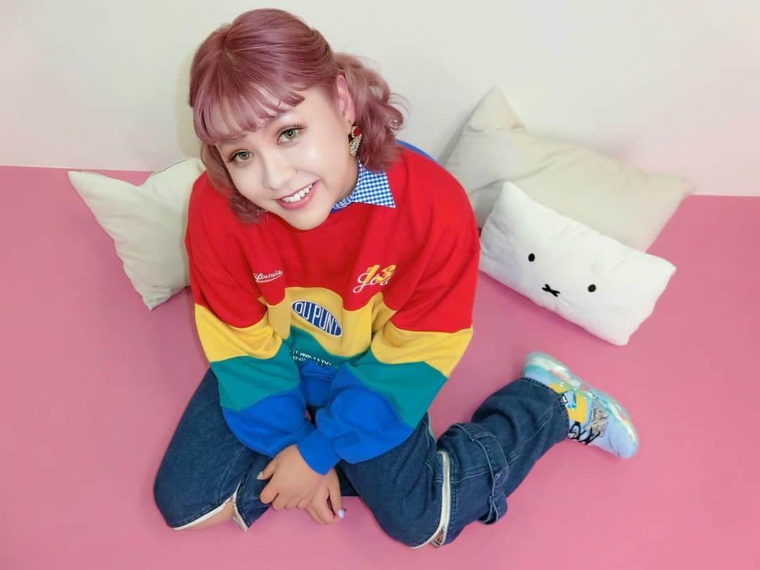 ぺえのインスタグラム：「上目遣いの妖怪 #上目遣いをして甘えたり #傷つくことを恐れずに恋愛したり #いつからしてないのかしら #傷つくから次にいけることも #前に進めるのも分かっているけど #傷つくことから自然と逃げてしまう #逃げるというか #飛び込まない#避けてるという感覚 #自分を過保護に守り続けすぎてもいいのだろうか #そんなこと考えたりする  #雑誌#SPRiNG #7月号に4ページ載ってます よろ✌️」